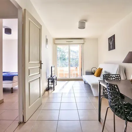 Appartement Agreable 2 Pieces Avec Terrasse Et Piscine