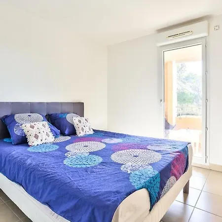 Agreable 2 Pieces Avec Terrasse Et Piscine