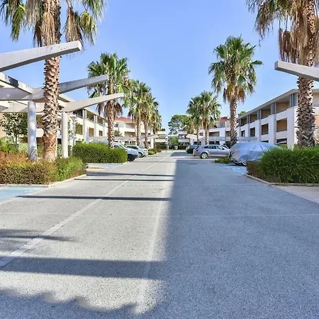 Agreable 2 Pieces Avec Terrasse Et Piscine